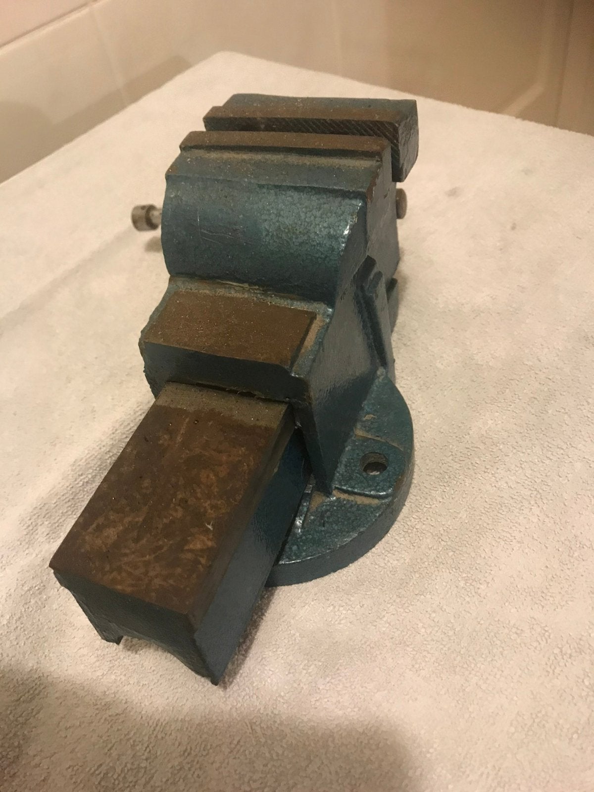 Te koop kleine bankschroef., Doe-het-zelf en Verbouw, Gereedschap | Handgereedschap, Ophalen of Verzenden, Gebruikt
