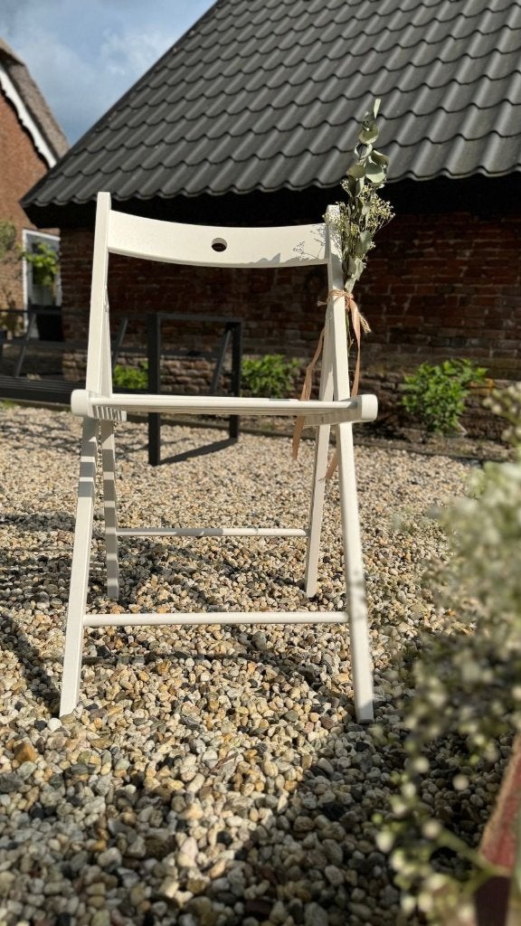 TE HUUR witte houten klapstoelen / ceremoniestoelen, Ophalen, Zo goed als nieuw, Geboorte of Huwelijk