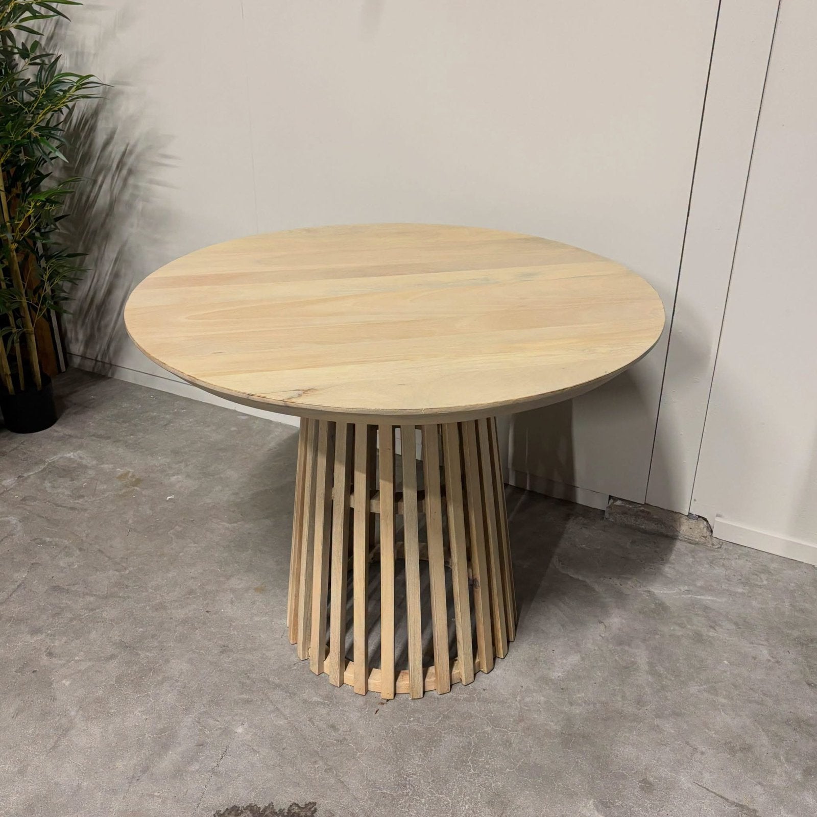Ronde Eettafel Nikkie Hevea hout, 100cm van Artistiq Living, Antiek en Kunst, Antiek | Meubels | Tafels, Ophalen