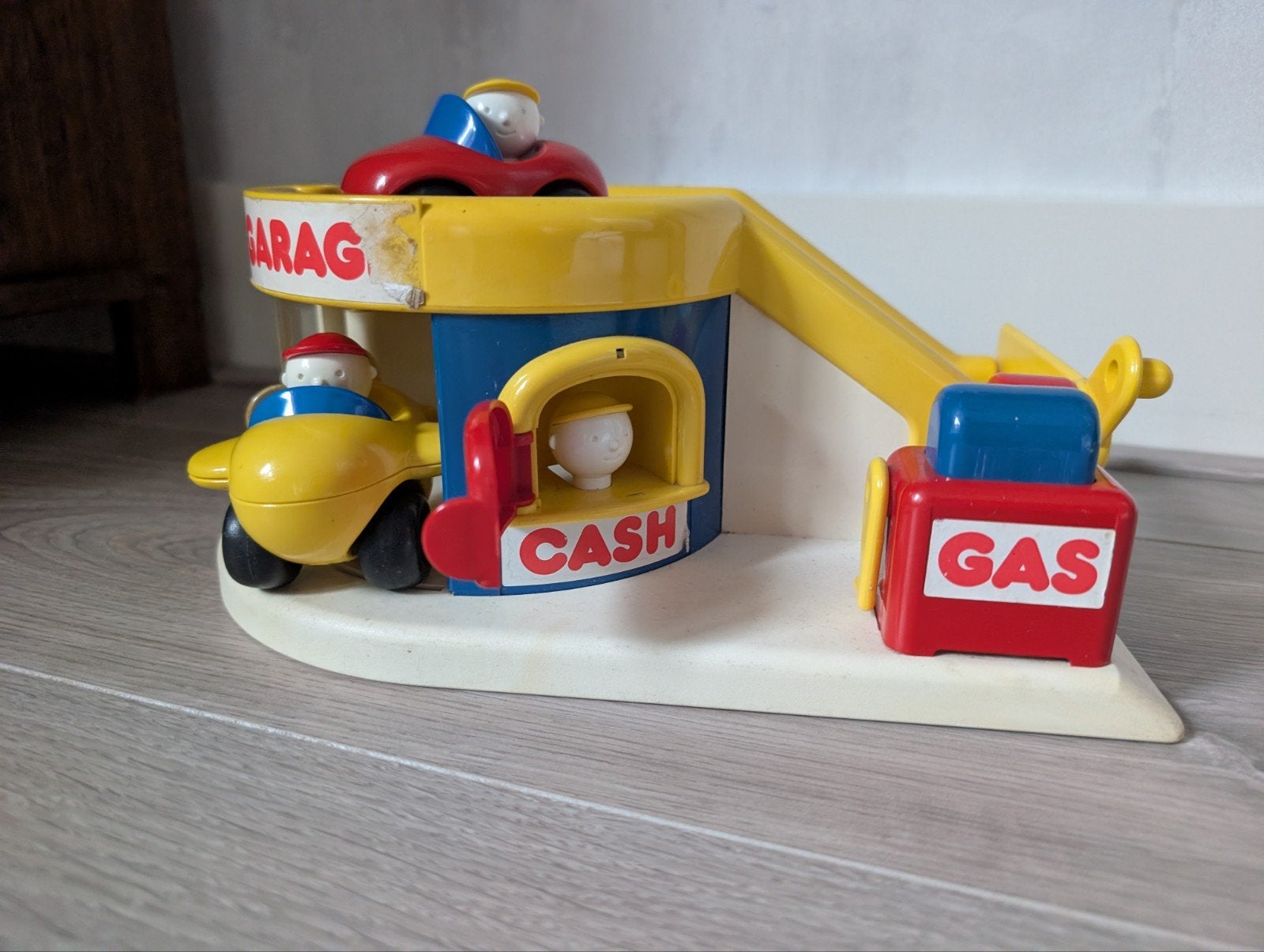 Leuke vintage Ambi toys pocket garage met auto en vliegtuig, Kinderen en Baby's, Speelgoed | Babyspeelgoed, Ophalen of Verzenden
