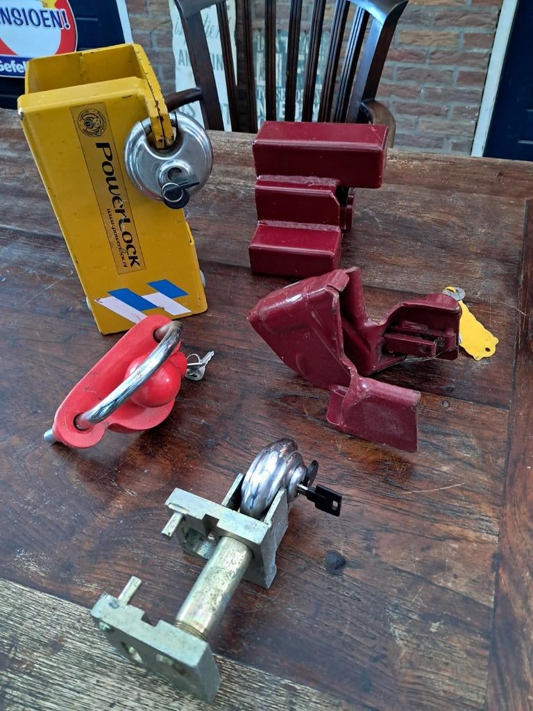 Te koop diverse sloten € 10 per stuk, Ophalen