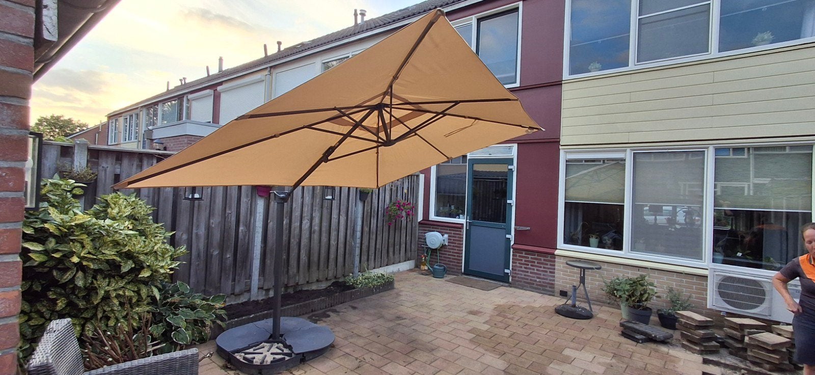 Zweefparasol - Beige - Kantelbaar en Verstelbaar, Ophalen, Kantelbaar, Gebruikt, Zweefparasol