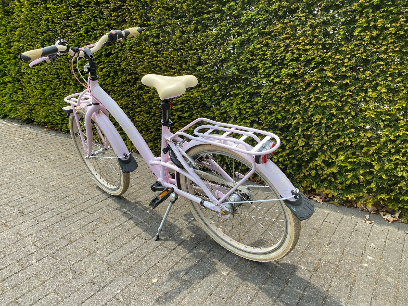 Roze kinderfiets met voordrager en bagagedrager, Terugtraprem, 22 inch, Gebruikt, Ophalen of Verzenden