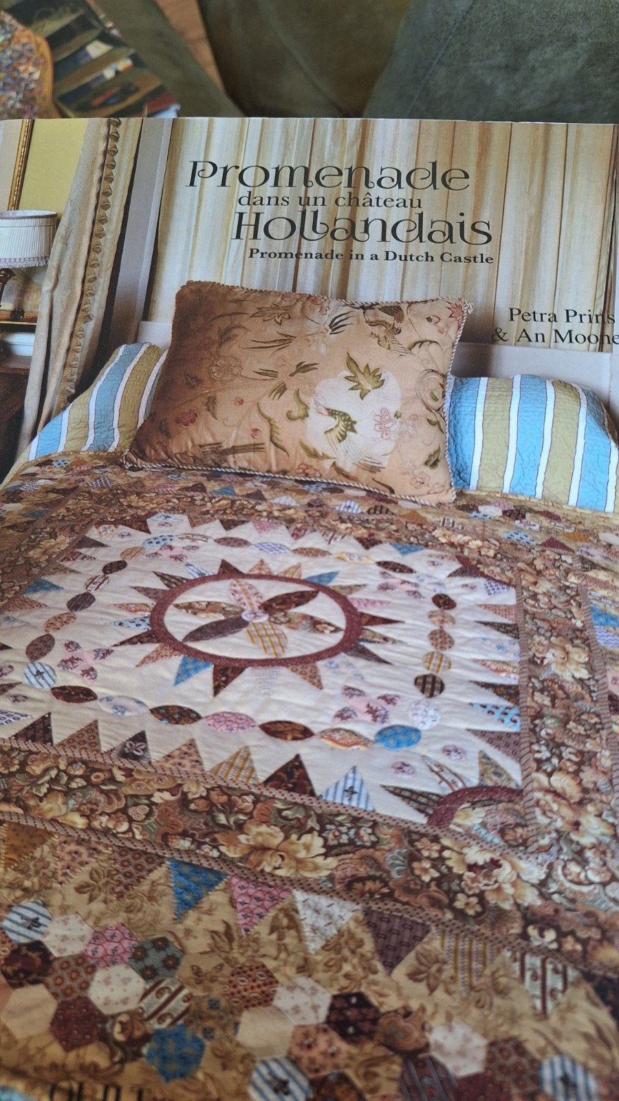 Gesigneerd Quilt Boek: Promenade dans un Chateau Hollandais, Ophalen of Verzenden, Gelezen, Borduren en Naaien, Petra Prins en An Moonen