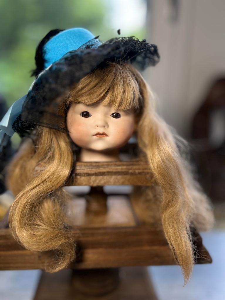 Porselein poppenhoofd met pruik en blauwe hoed, Verzamelen, Poppen, Ophalen of Verzenden, Zo goed als nieuw, X, Pop