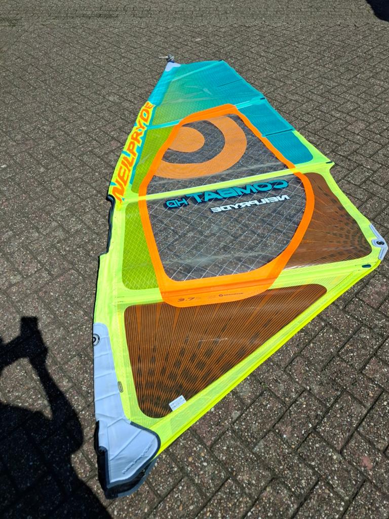 NeilPryde Combat HD 3.7m² windsurfzeil met mast, Ophalen, Met mast, 3.5 tot 5 m², Zo goed als nieuw
