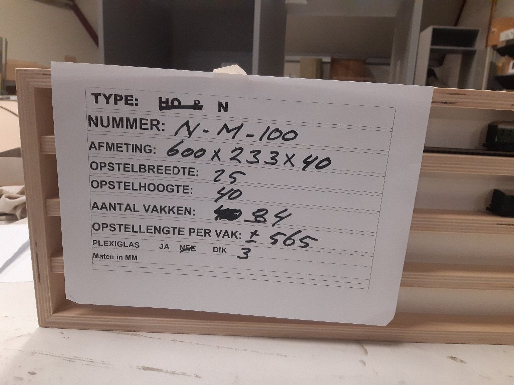N-Spoor/Vingerhoedje: N-M-100, NIEUWE multiplex wandvitrine., Hobby en Vrije tijd, Overige merken, Locomotief, Gelijkstroom of Wisselstroom