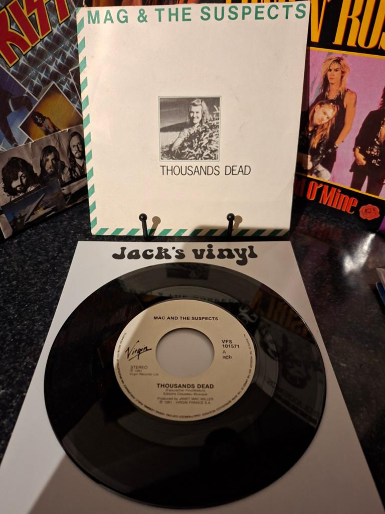Mag & The Suspects - Thousands Dead (Single) 1981, Fotohoes, Ophalen of Verzenden, Zo goed als nieuw, 7 inch