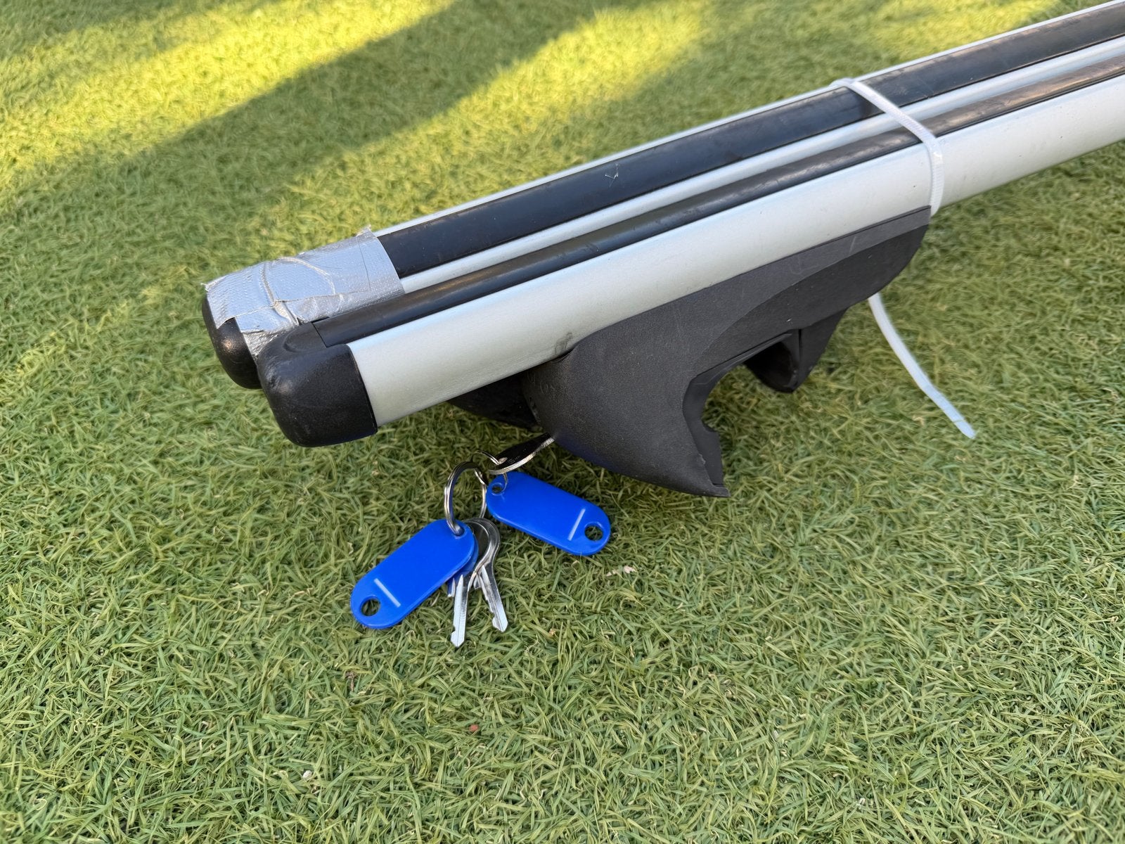 Menabo dakdragers 90-105cm voor open/gesloten dakrails, Auto diversen, Ophalen, Gebruikt