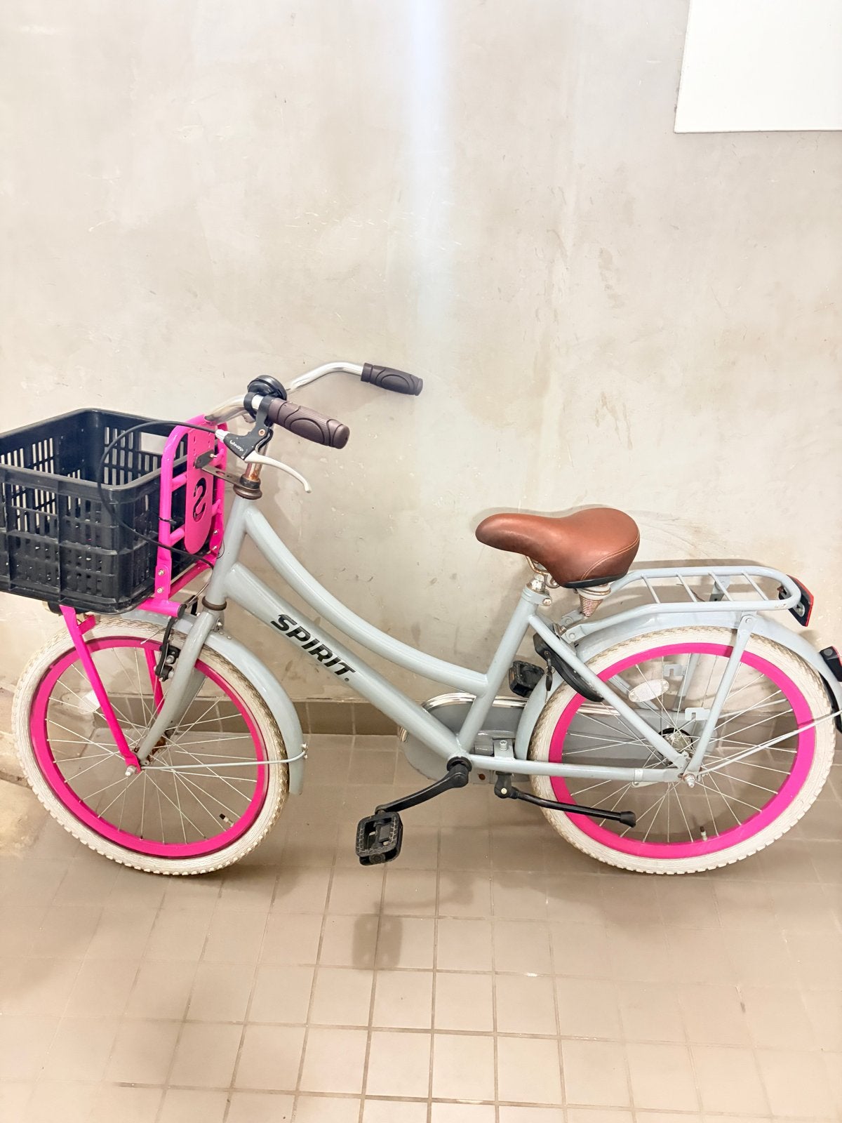 Spirit Fiets 20 inch - Grijs/Roze met Mandje, Ophalen, Gebruikt, Terugtraprem, 20 inch of meer