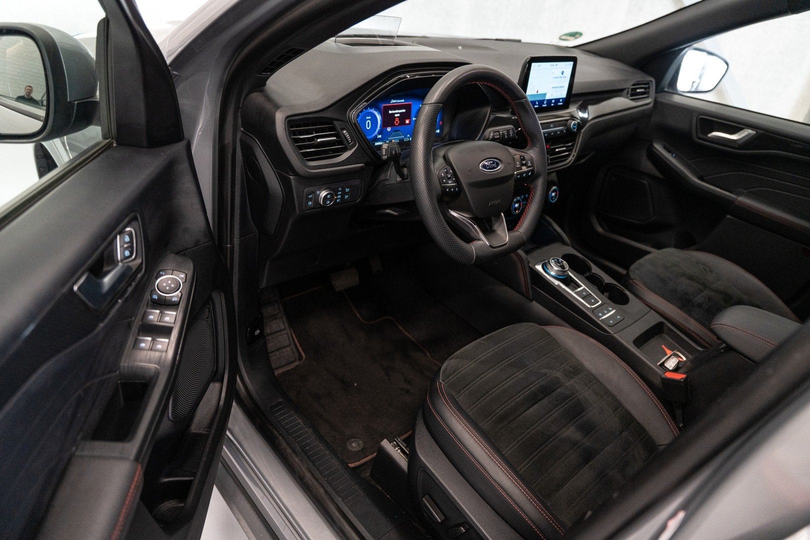 Foto 18 van Ford KUGA 2.5 PHEV ST-Line | Nieuwstaat! | Alcantara | Head