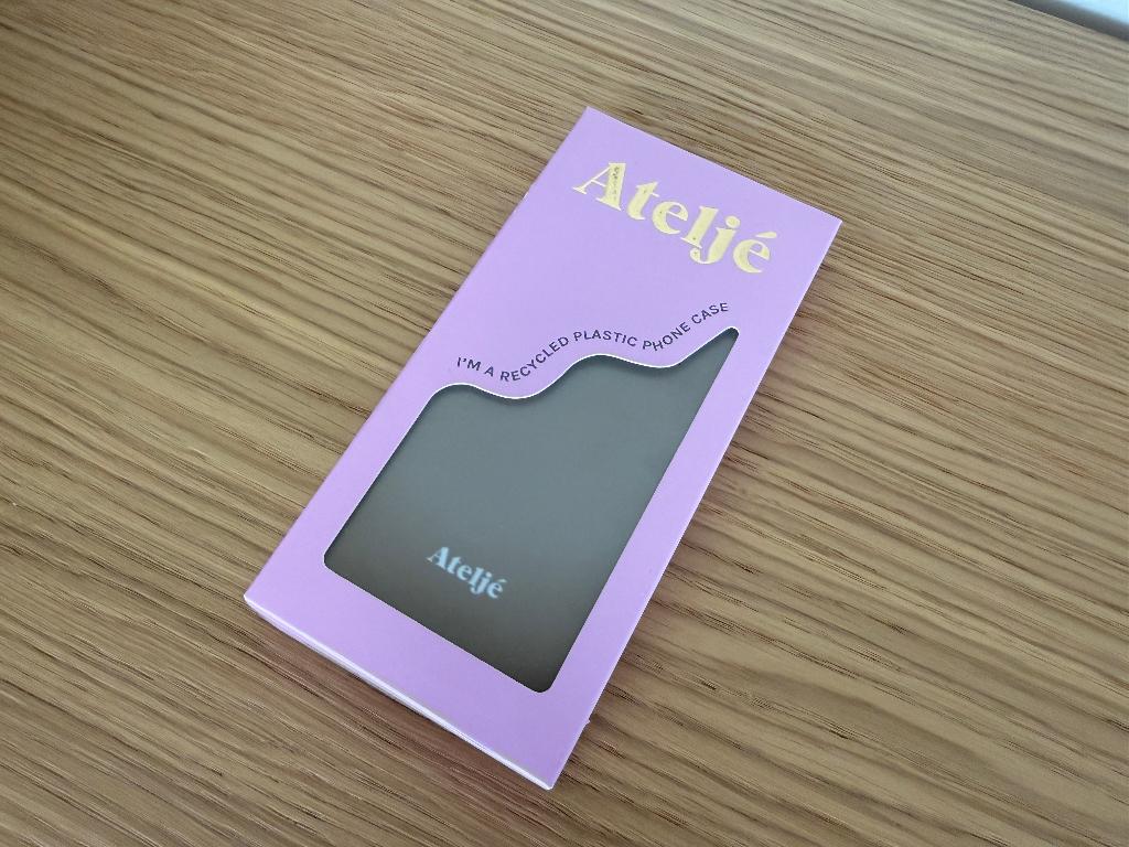 Atelje Caramel Hoes Iphone 16 Pro Nieuw - Met koord lussen, IPhone 16 Pro, Met koord, Frontje of Cover, Nieuw