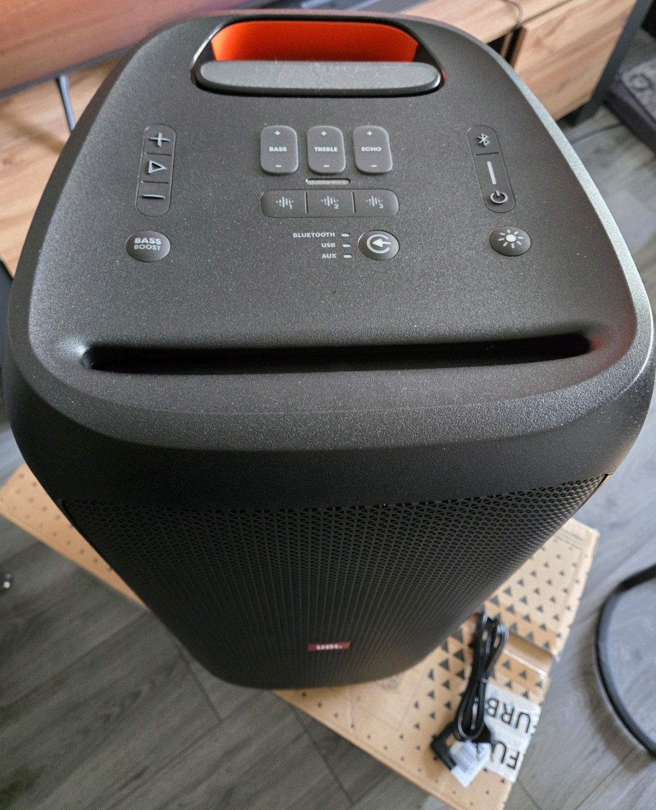 Foto 7 van Nieuw JBL PARTYBOX 310 2 maand oud + factuur,absoluut nieuw