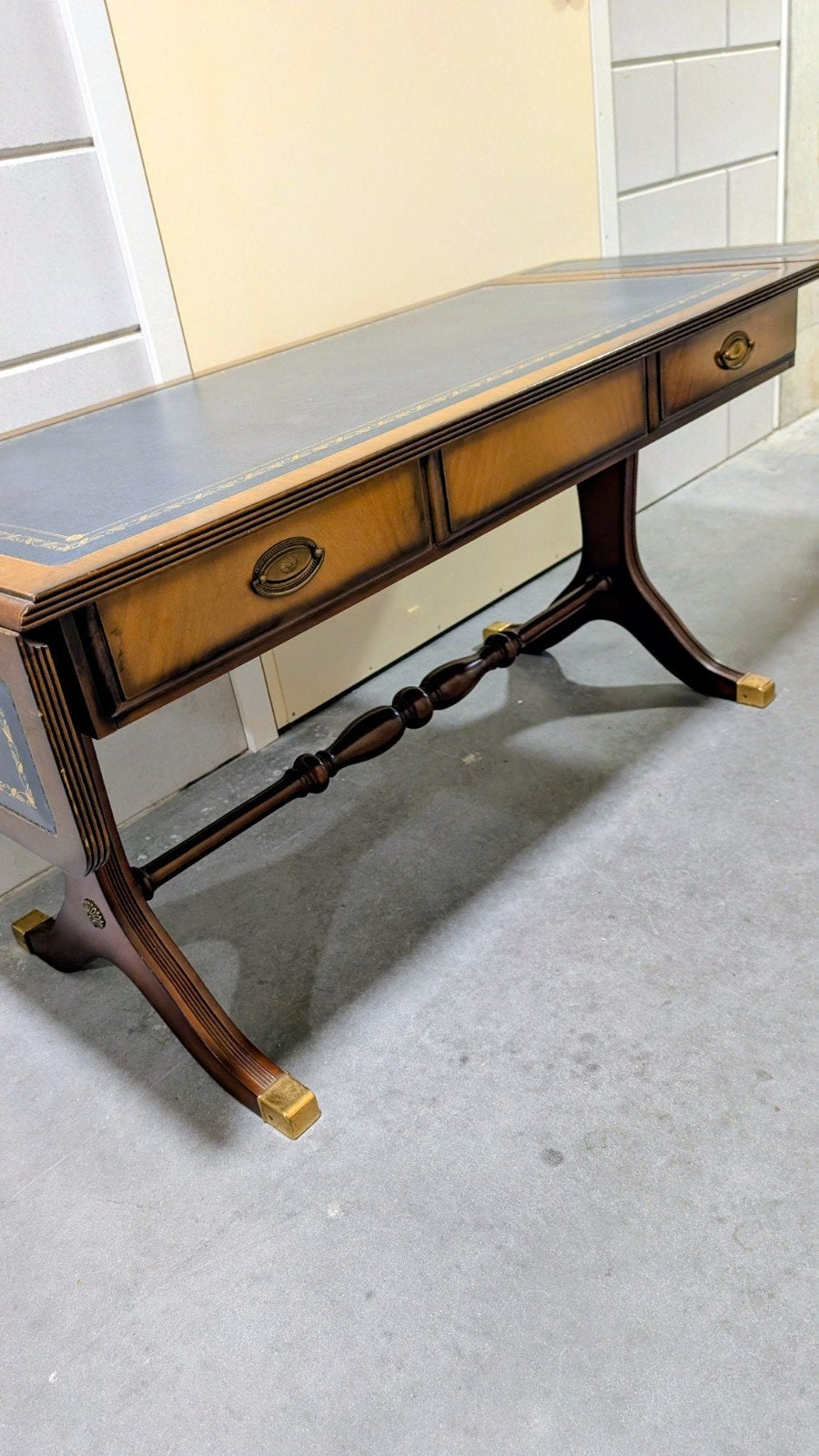 Notenhouten tafel met leer ingelegd, Antiek en Kunst, Antiek | Meubels | Tafels, Ophalen