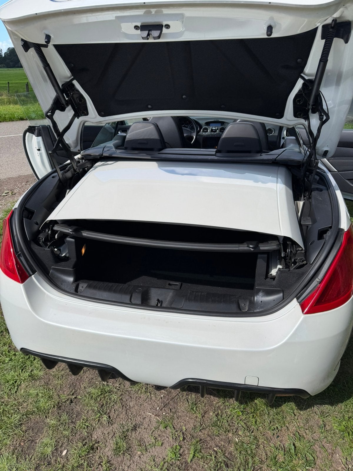 Foto 13 van Peugeot 308 1.6 VTI CC 2011 Wit facelift