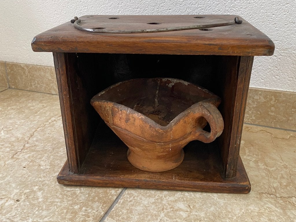 antieke houten stoof met aardewerk test, Ophalen