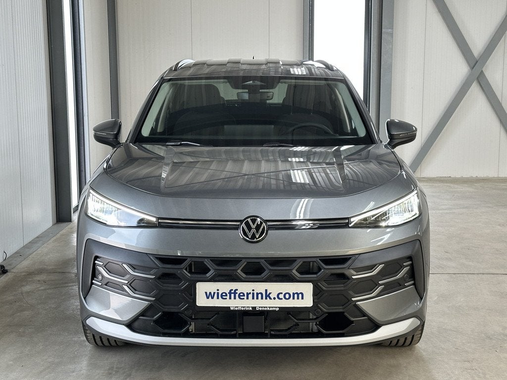 Volkswagen T-Roc 1.5 eTsi 150 pk Life First Edition | Comfor, Stof, Zwart, 4 cilinders, Bedrijf