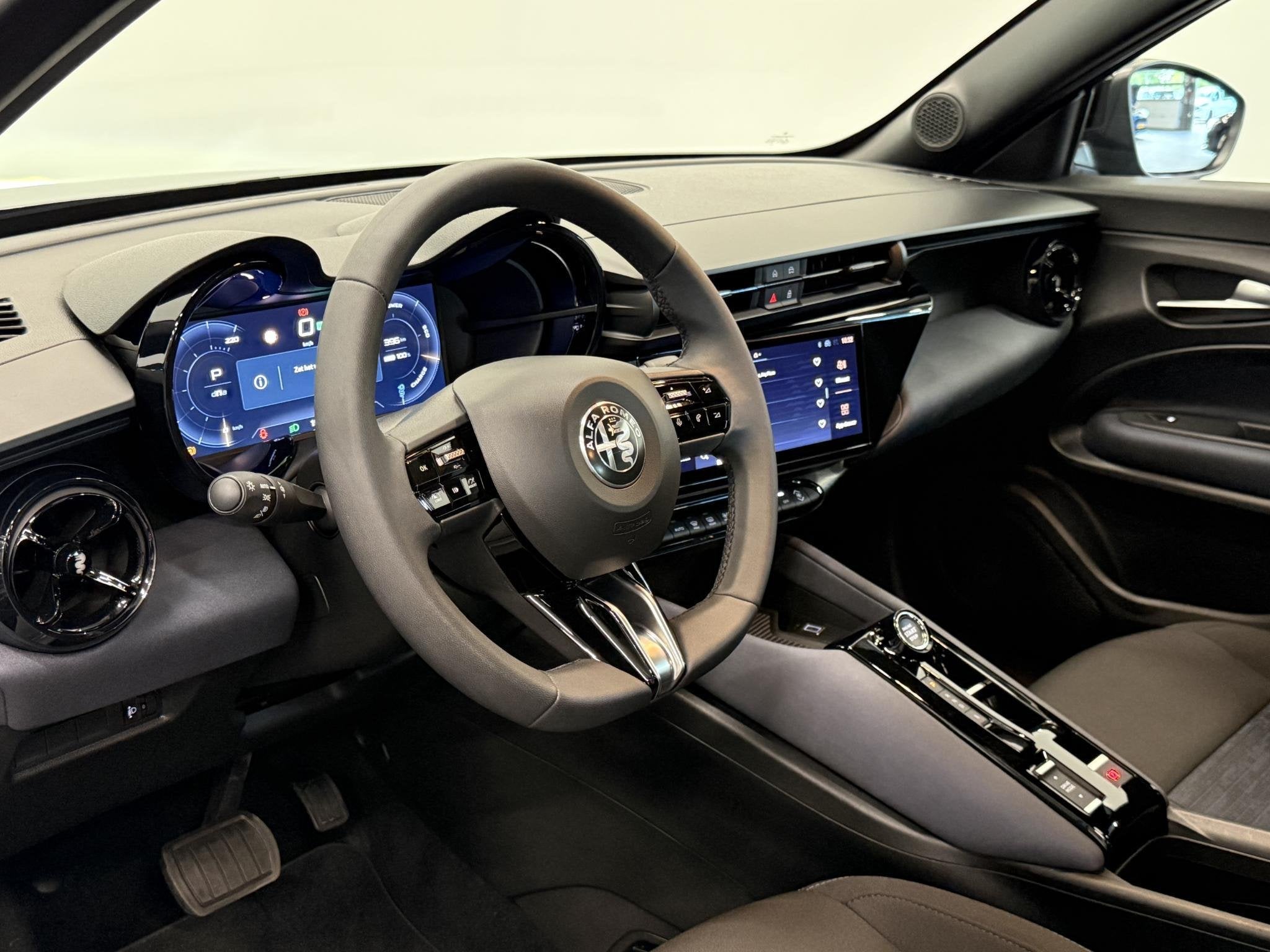 Alfa Romeo Junior Elettrica Automaat 156PK Adaptieve Cruise, Auto's, Alfa Romeo, 413 km, Stof, Gebruikt, Blauw
