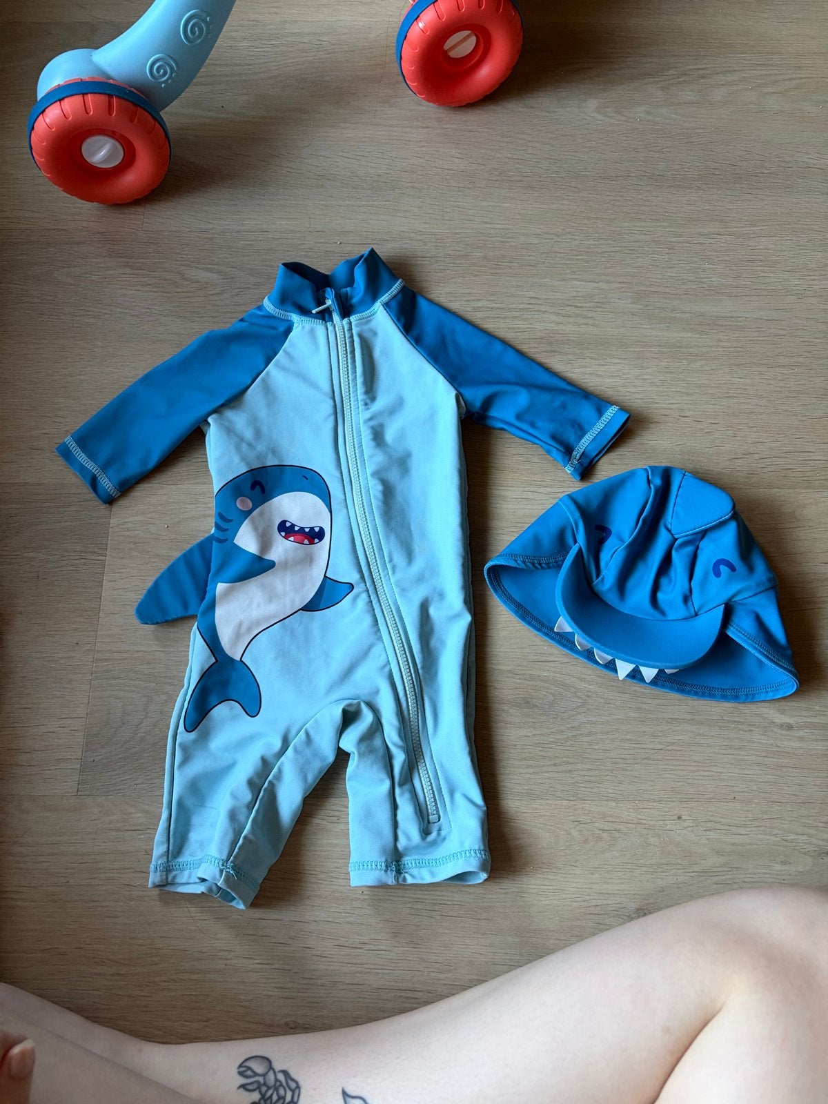 Leuk zwempak haai maat 74, Kinderen en Baby's, Babykleding | Baby-zwemkleding, UV-zwemkleding, Badpak, Ophalen of Verzenden, Zo goed als nieuw