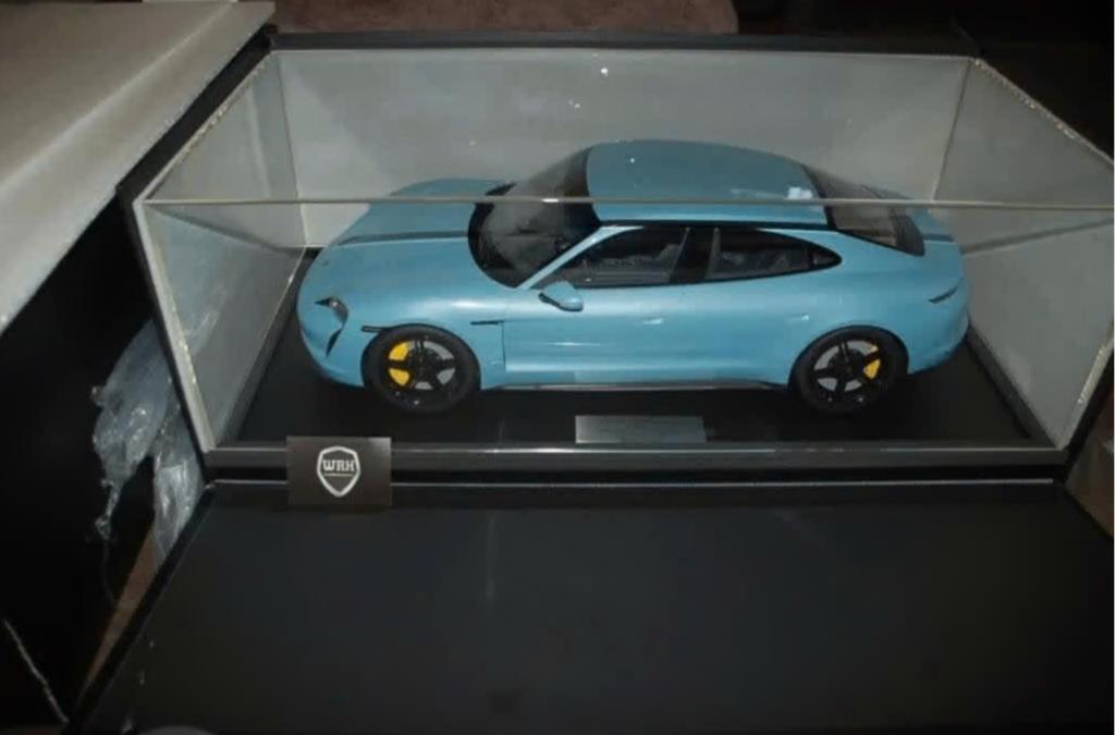 1:8 PORSCHE TAYCAN TURBO S blue LTD 99 Minichamps NIEUW WRH, Hobby en Vrije tijd, Modelauto's | 1:5 tot 1:12, Ophalen, Nieuw, 1:5 t/m 1:8