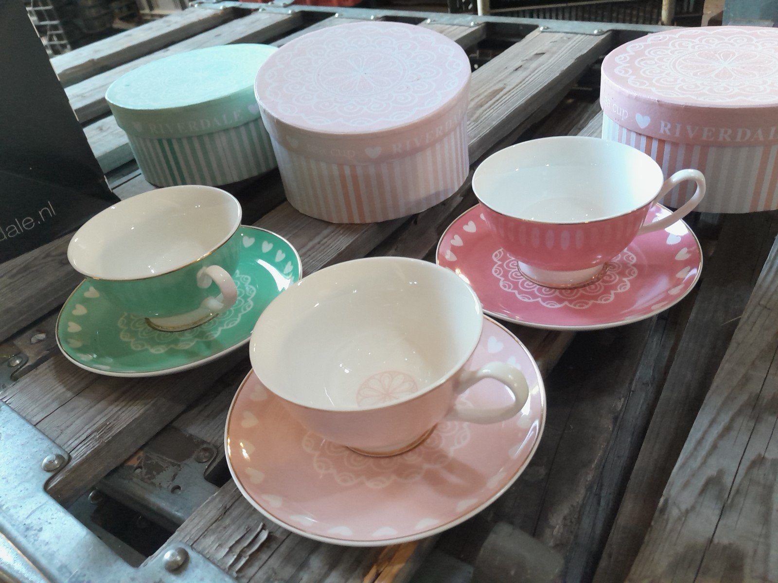 Riverdale theekopjes met schotels - Roze en Groen, Ophalen