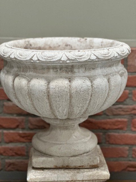 Klassieke tuinvaas op decoratieve sokkel – landelijke stijl, Ophalen, Gebruikt