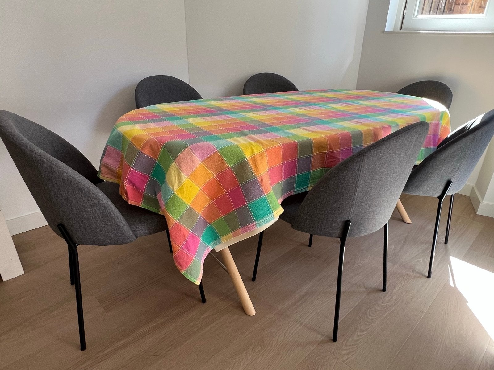 Nieuwe Noa eetkamerstoelen - Grijs met zwart stalen onderste, Huis en Inrichting, Ophalen, Zo goed als nieuw, Vijf, Zes of meer stoelen