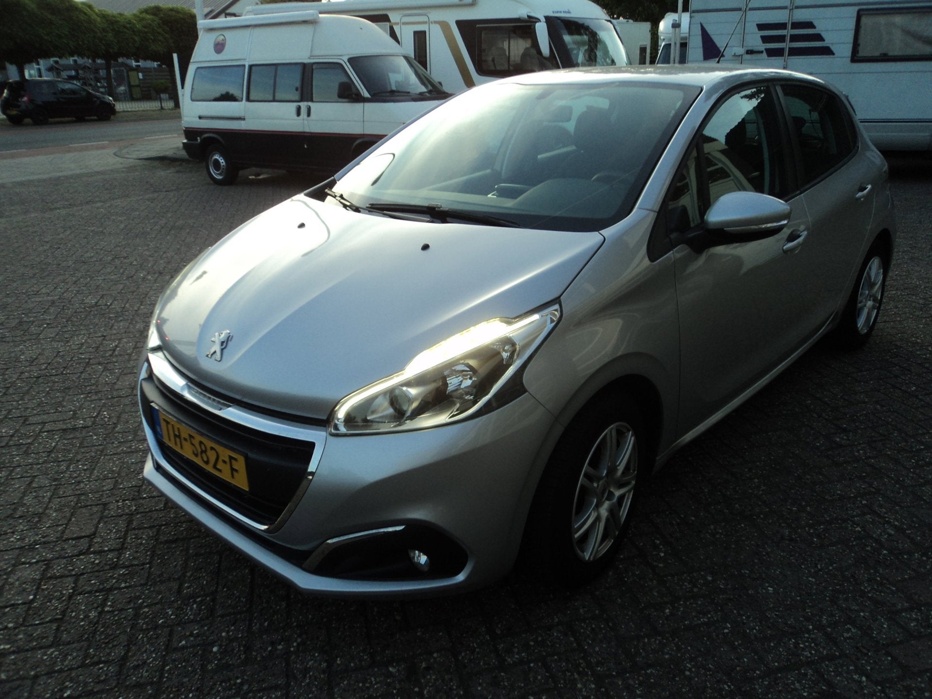 Peugeot 208 1.2 PureTech Blue Lion, Voorwielaandrijving, Stof, Gebruikt, 1199 cc