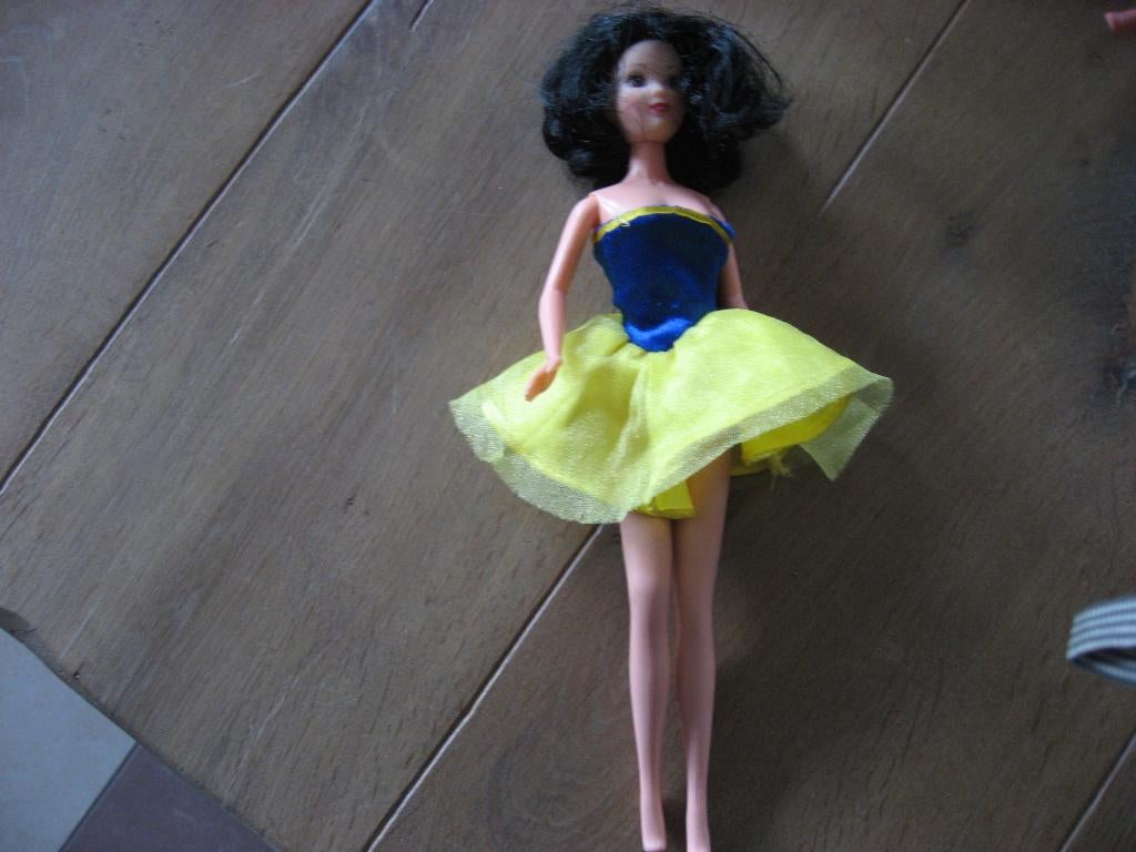 Sneeuwwitje barbie met korte jurk van Disney, Simba Toys, Kinderen en Baby's, Speelgoed | Poppen, Verzenden, Zo goed als nieuw