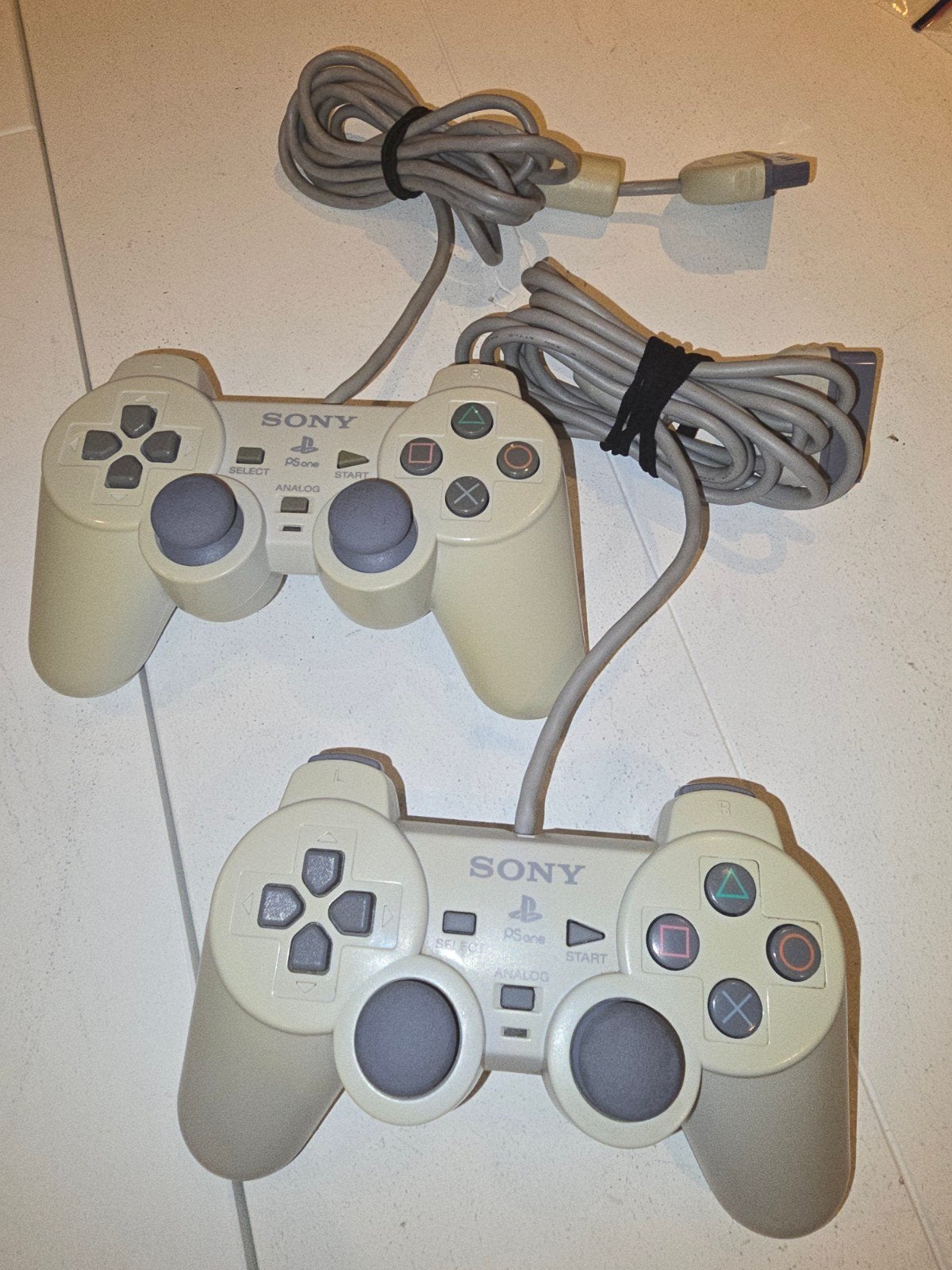 2x Originele PSone DualShock Controllers - zeer goede staat!, Spelcomputers en Games, Spelcomputers | Sony PlayStation 1, Ophalen of Verzenden