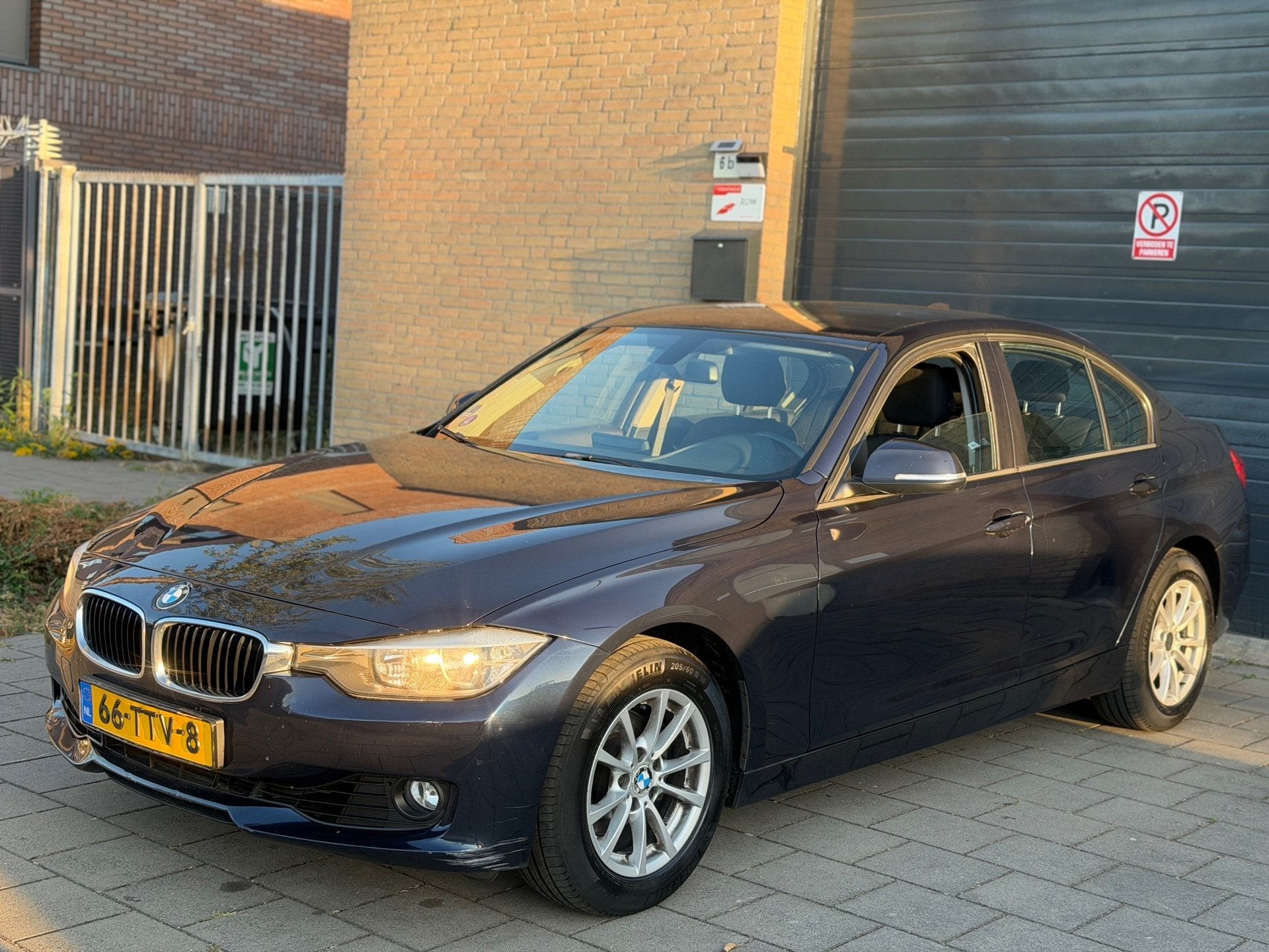 BMW 3-serie 320i High Executive Automaat Navi Climate Cruise, Auto's, Automaat, Achterwielaandrijving, Gebruikt, Zwart
