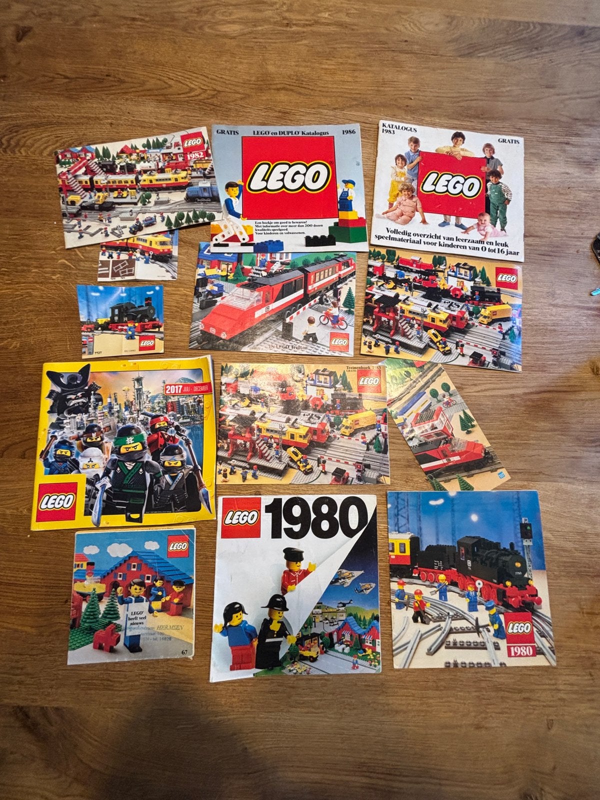 Diverse LEGO catalogi en folders - Jaren '80 en 2017, Ophalen of Verzenden, Gebruikt, Overige typen, Lego