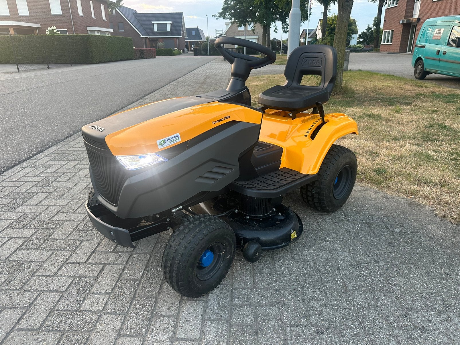 Stiga tornado 398e, Tuin en Terras, Zitmaaiers, Ophalen, Zo goed als nieuw