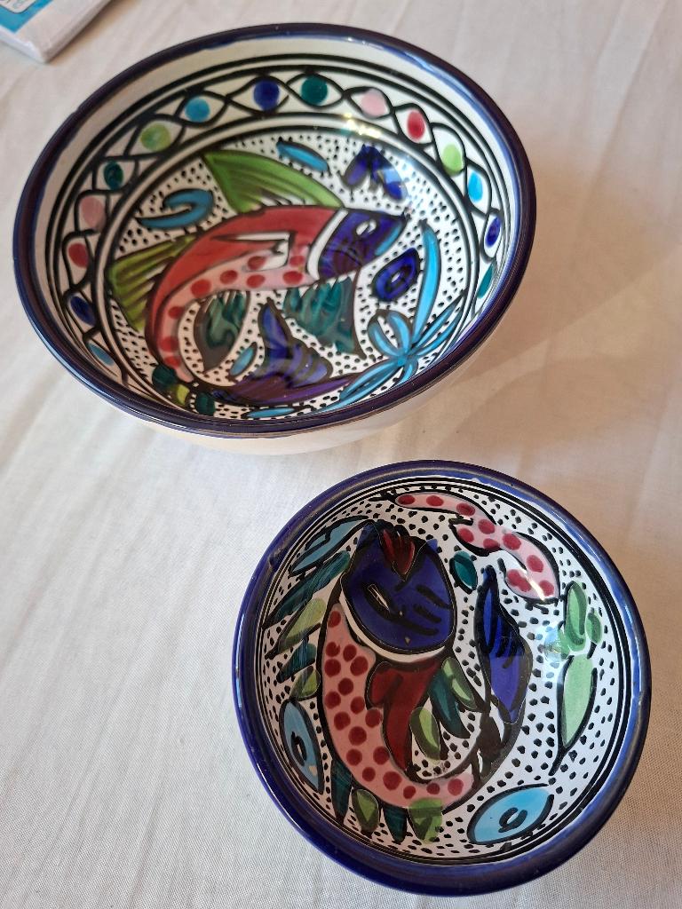 2 schaaltjes met vis decor, rand grootste beetje beschadigd, Ophalen of Verzenden, Gebruikt, Rond, Porselein of Keramiek