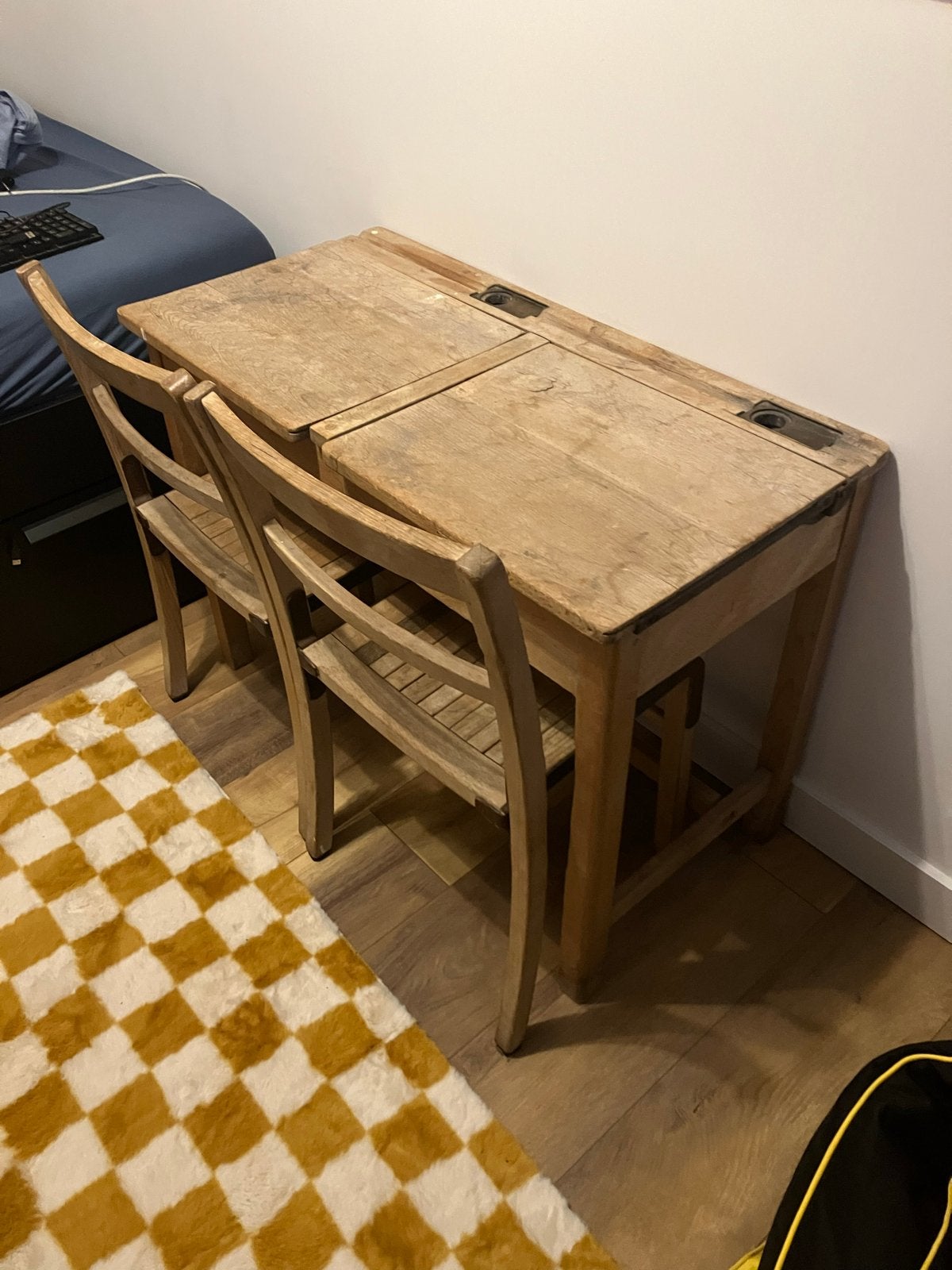 Oud schoolbankje / houten kinderbureau met 2 stoeltjes, Antiek en Kunst, Ophalen