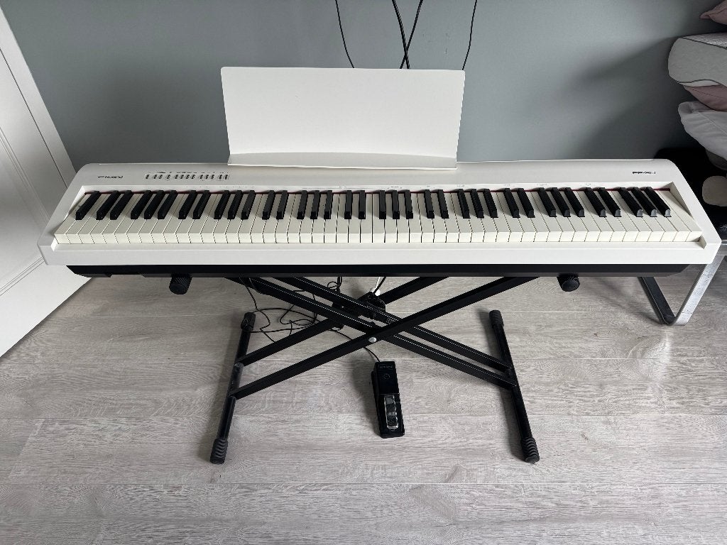 Roland FP30 elektrische piano wit met onderstel, Muziek en Instrumenten, Ophalen, Wit, Zo goed als nieuw, Digitaal