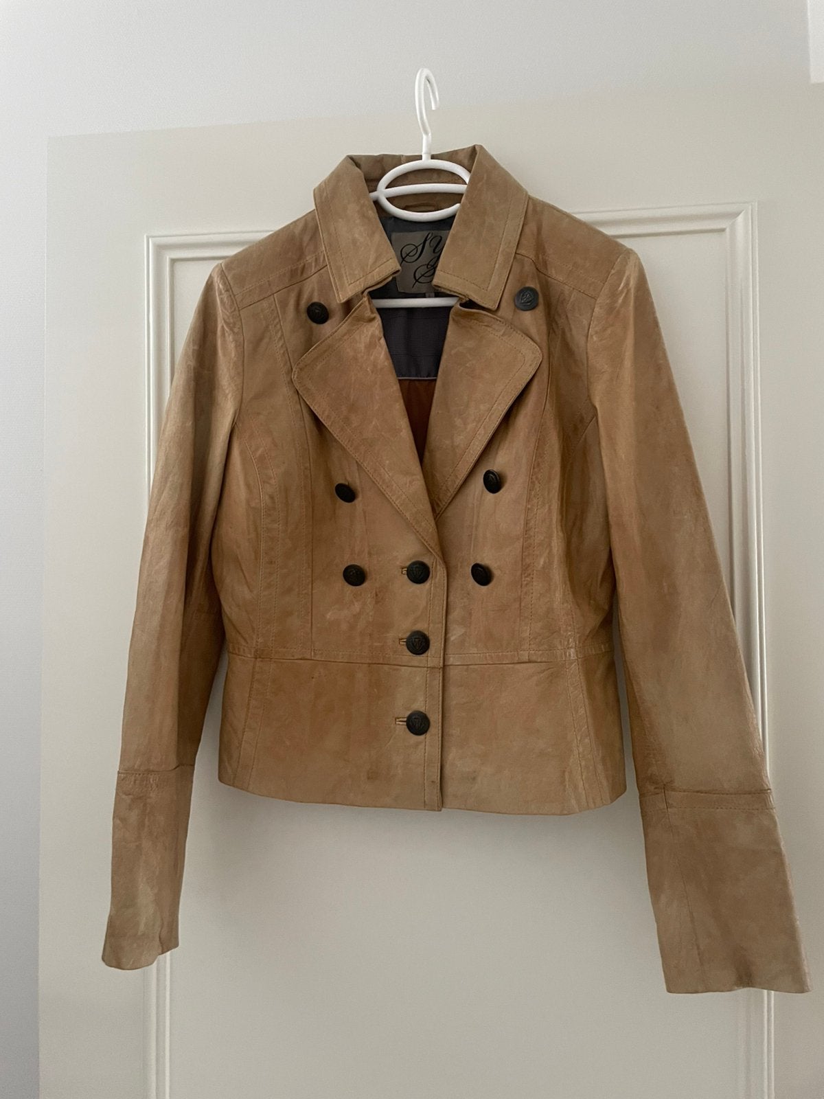 Leuk dames kort leren jasje, Kleding | Dames, Jasjes, Kostuums en Pakken, Zo goed als nieuw, Jasje, Maat 42/44 (L), Beige, Ophalen of Verzenden