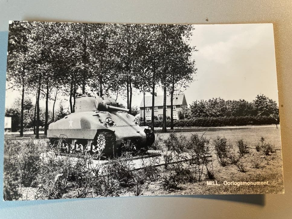 Ansichtkaart: Oorlogsmonument Mill met Tank, Verzamelen, Ophalen of Verzenden, 1960 tot 1980, Ongelopen, Noord-Brabant