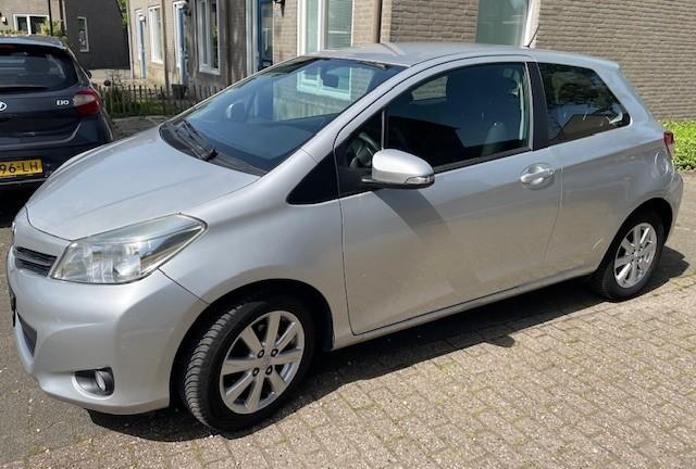 Toyota Yaris 1.0 12V Vvt-i 3DR 2013 Grijs, Auto's, Euro 5, 730 kg, Handgeschakeld, Particulier