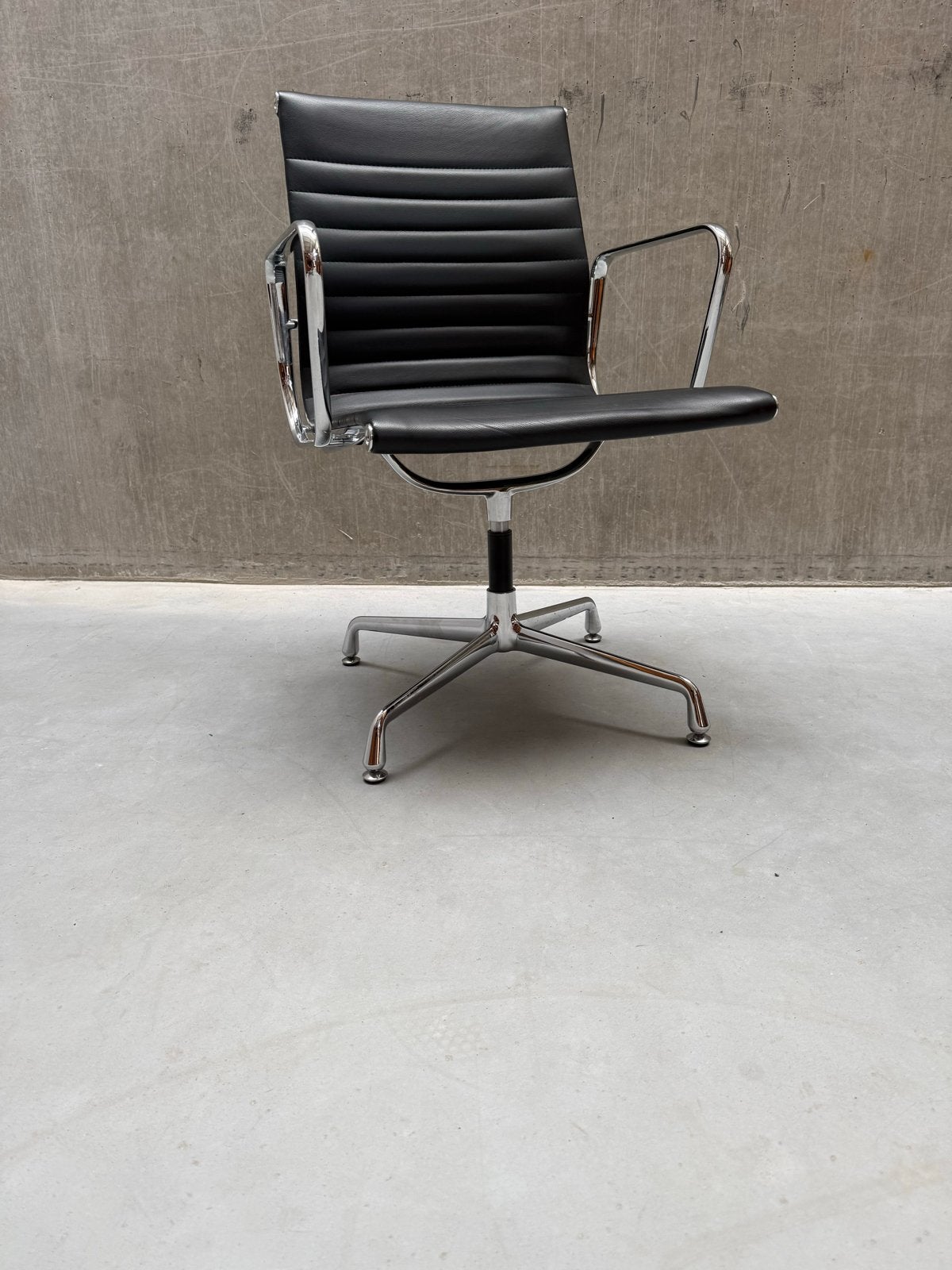 Bureaustoel Vergaderstoel Eames 108 stijl, Huis en Inrichting, Zwart, Leer, Ophalen of Verzenden, Zo goed als nieuw