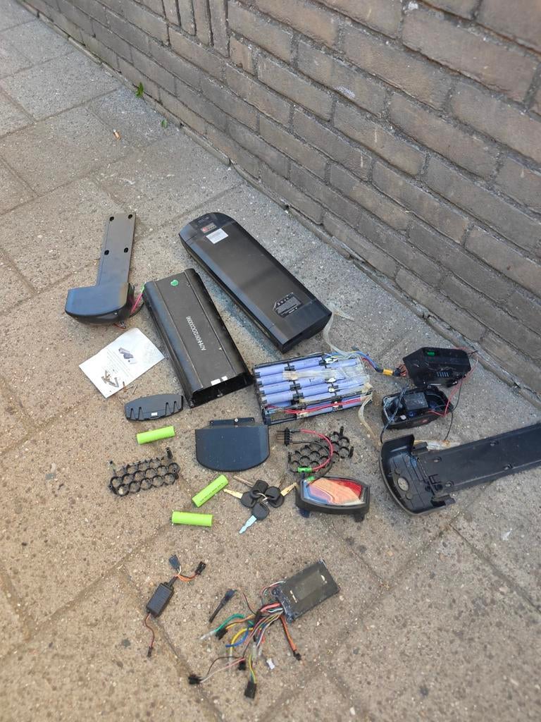 2 fiets accus voor onderdelen, Ophalen of Verzenden