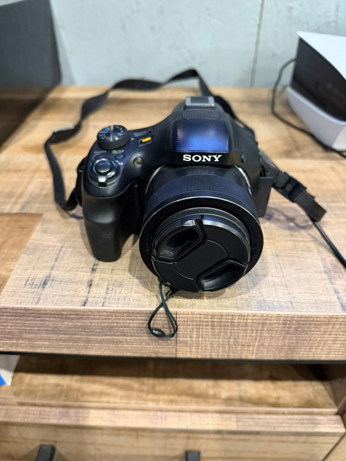 Sony Cyber-shot DSC-HX400V –50x Optische Zoom & Zeiss Lens, Gebruikt, Accu, Kantelbaar/draaibaar scherm, Ophalen of Verzenden