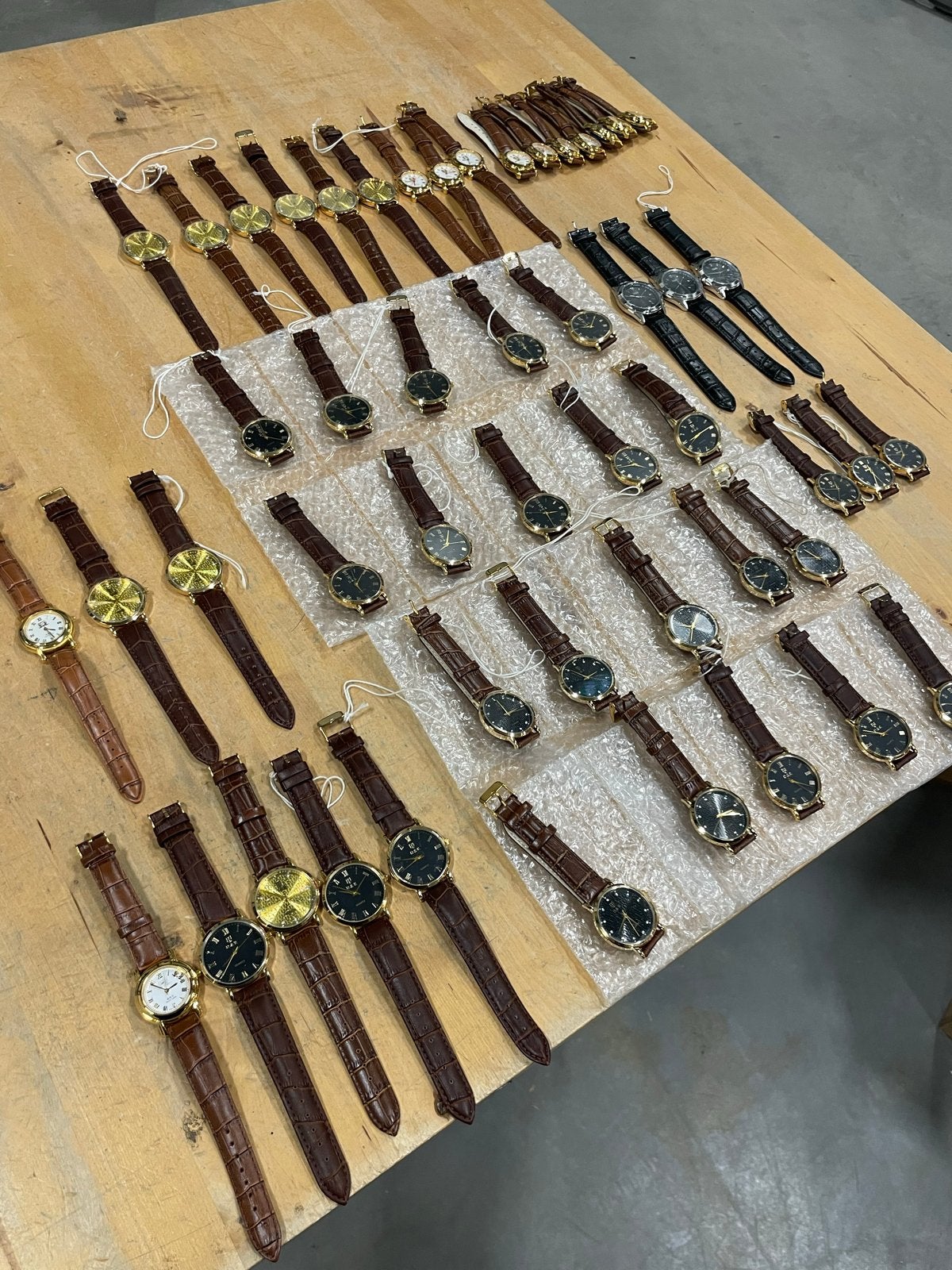 Partij van 50 nieuwe horloges met lege batterijen + extra ba, Overige merken, Overige materialen, Leer, Polshorloge