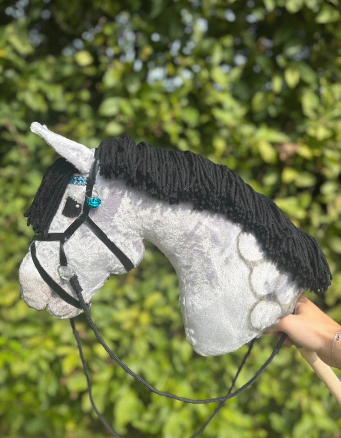 Handgemaakt grijs hobby horse / stokpaardje met hoofdstel, Ophalen of Verzenden, Nieuw