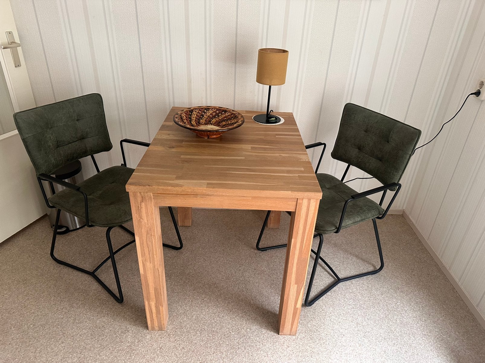 Kleine houten eettafel met 2 moderne groene stoelen, Huis en Inrichting, Ophalen, Gebruikt, Minder dan 4 stoelen