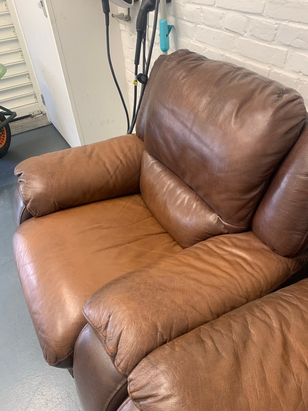 Leren tweezitsbank en fauteuil met verstelbare beensteun, Ophalen, Gebruikt, Tweepersoons, Rechte bank