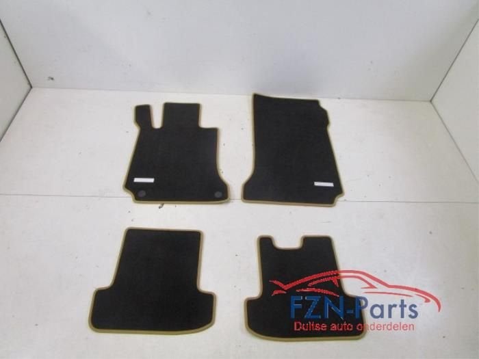 Mercedes Benz E-Klasse Mattenset Bruin Stiksel NIEUW!!, Auto-onderdelen, Interieur en Bekleding, Ophalen of Verzenden, Gebruikt