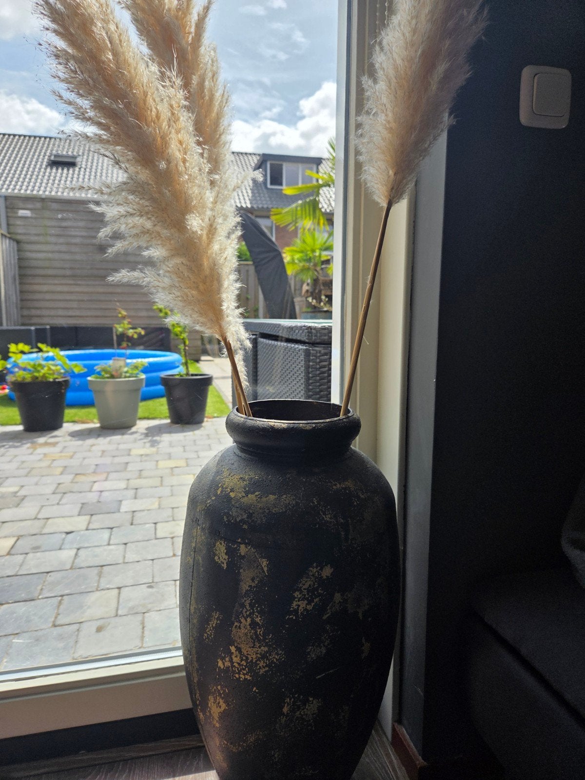 Grote vaas zwart gouden accenten, Huis en Inrichting, Ophalen, Overige materialen, Gebruikt, Met patroon/structuur