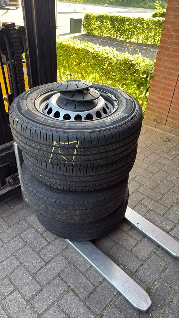 Set zomerbanden VW crafter 205/75R16, Ophalen, Zo goed als nieuw