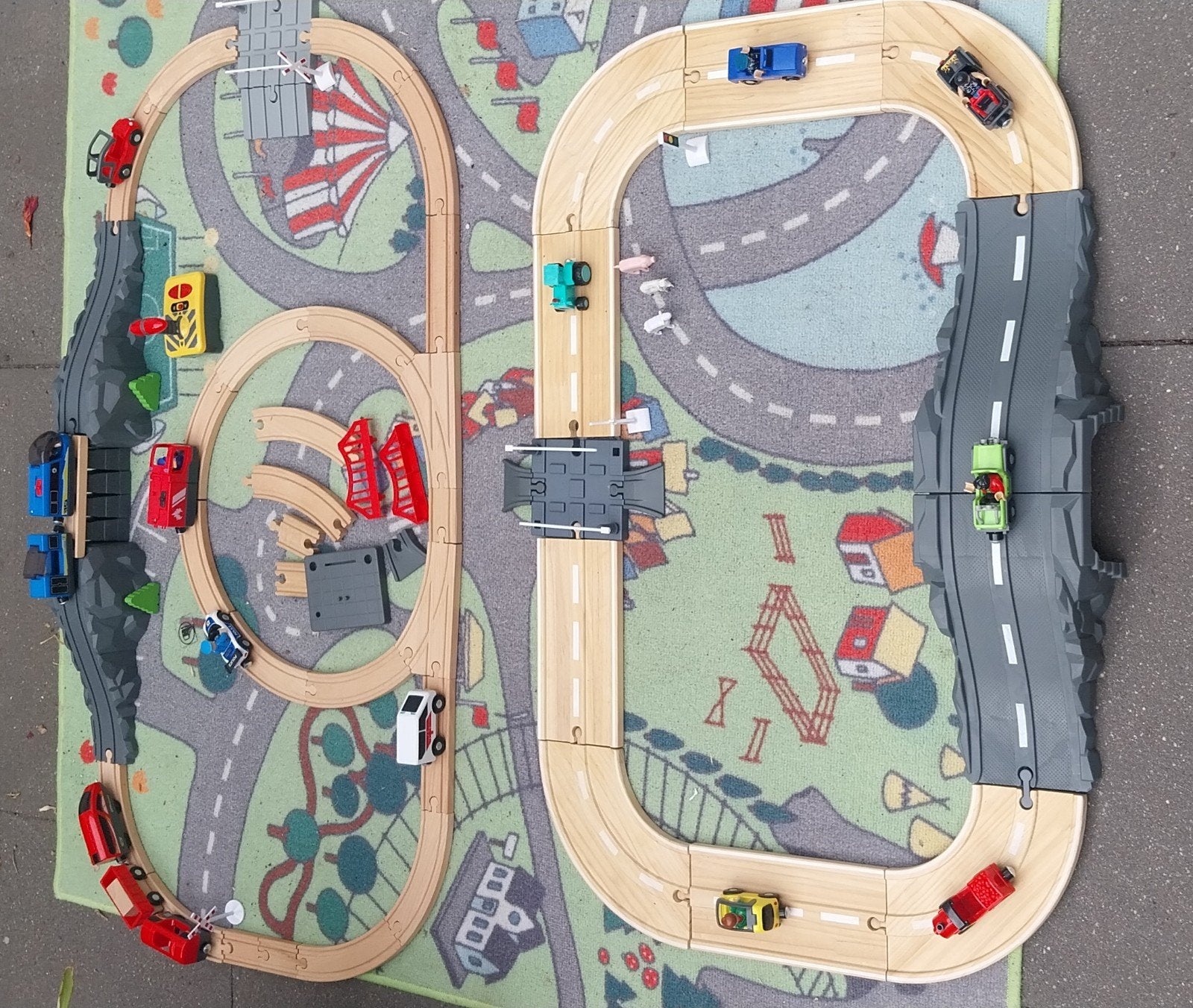Houten treinbaan met 3x elektrische trein, Kinderen en Baby's, Speelgoed | Houten speelgoed, Ophalen of Verzenden, Gebruikt, Overige typen